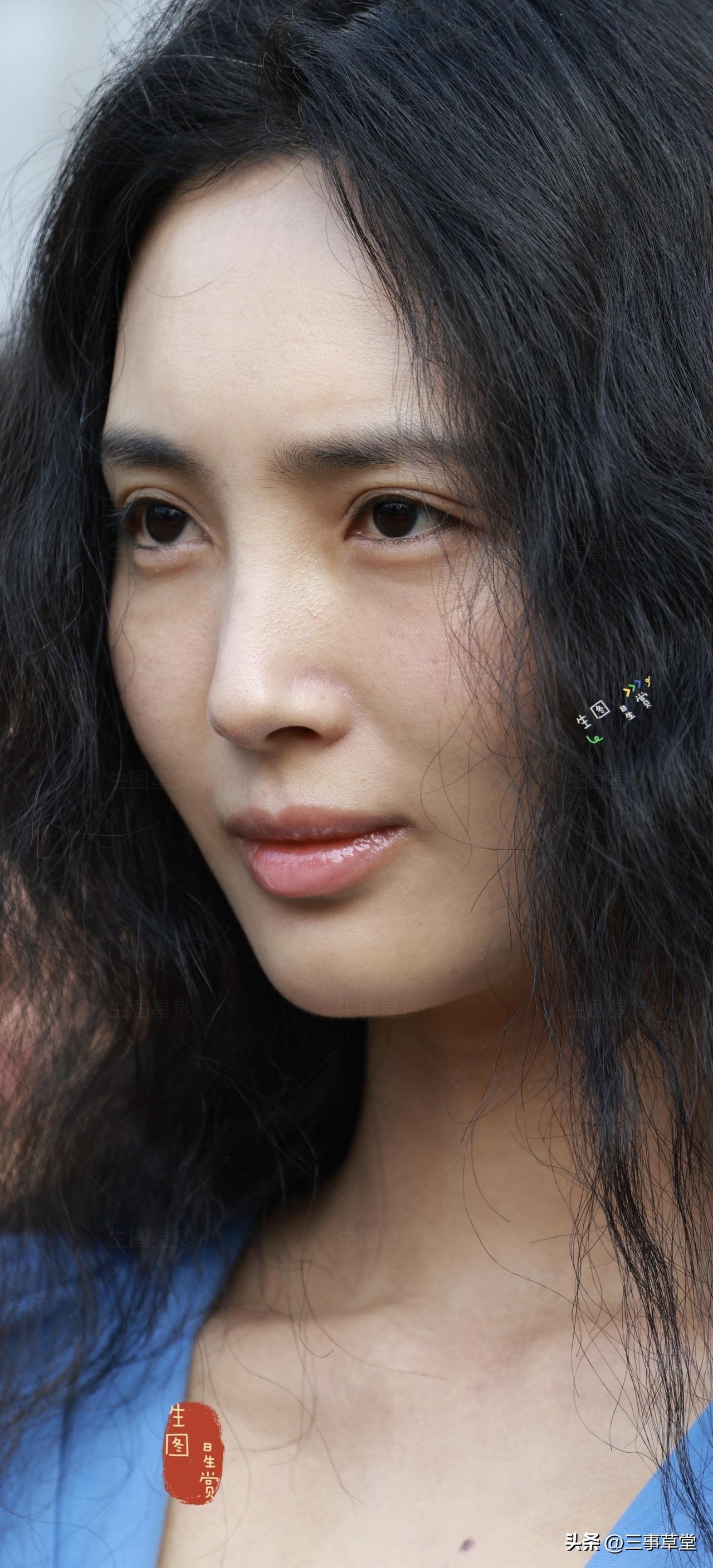 哪一个女明星走红毯能让你心动?王紫璇今日，开机
波浪卷春日明媚