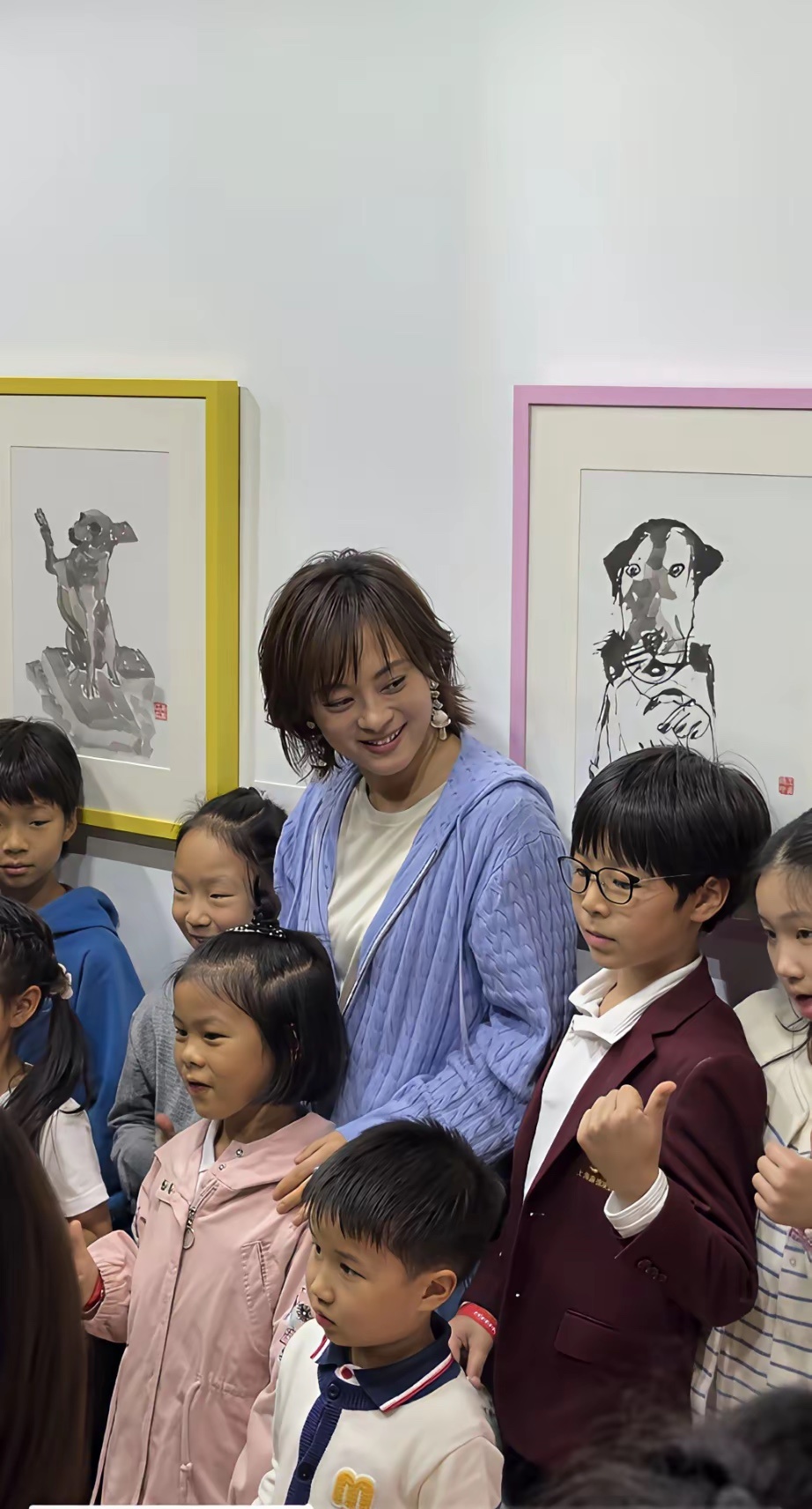 孙俪从无锡片场赶回上海参加021艺博会，她怎么成这样了，越来越像蒋勤勤，连鼻翼两