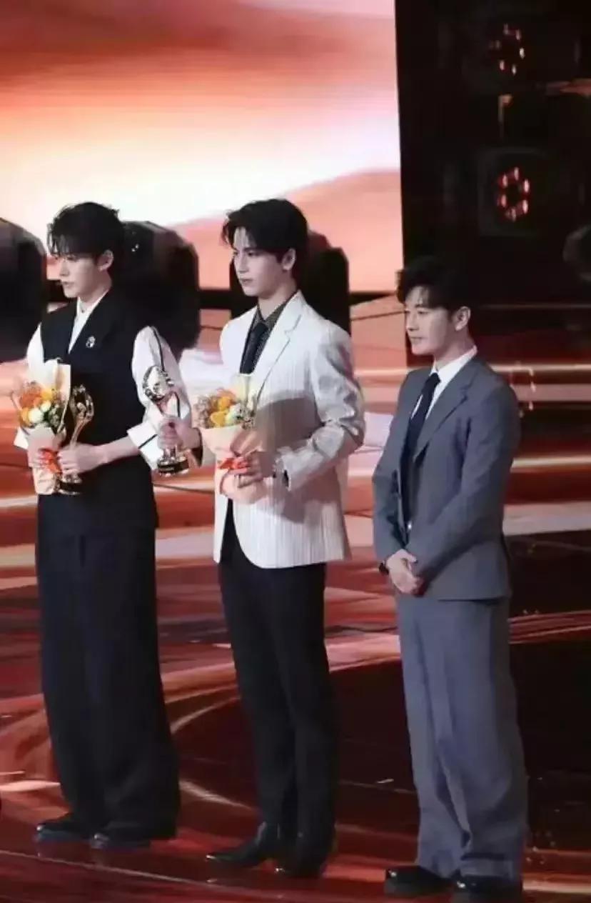 黄晓明没穿增高鞋，现形了