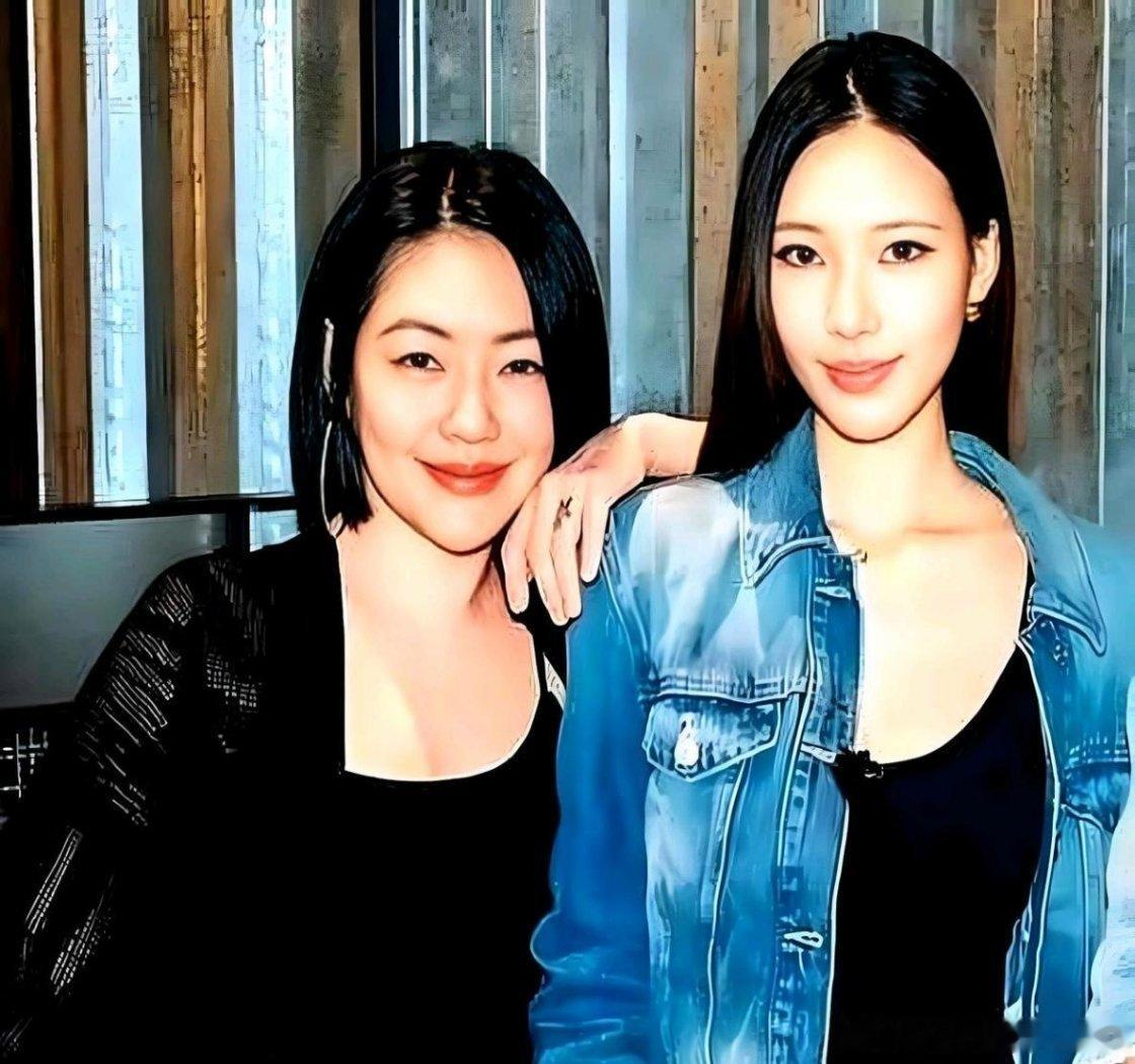 活生生被女儿扒光了底裤，平日怼天怼地的小S.这次彻底语无伦次。大女儿Elly在节