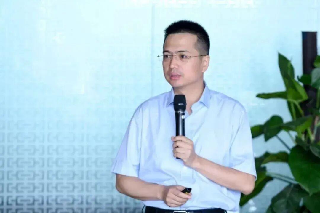 众泰终于敲定新总裁韩必文，这位奇瑞系老将有 20 年造车经验。但众泰现状棘手，2