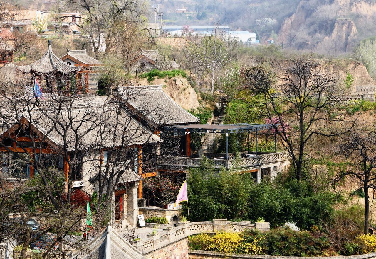我随手拍的风景图是武夷山的红墙绿水。自驾去武夷山超省心，路上不绕，景点分散，想去