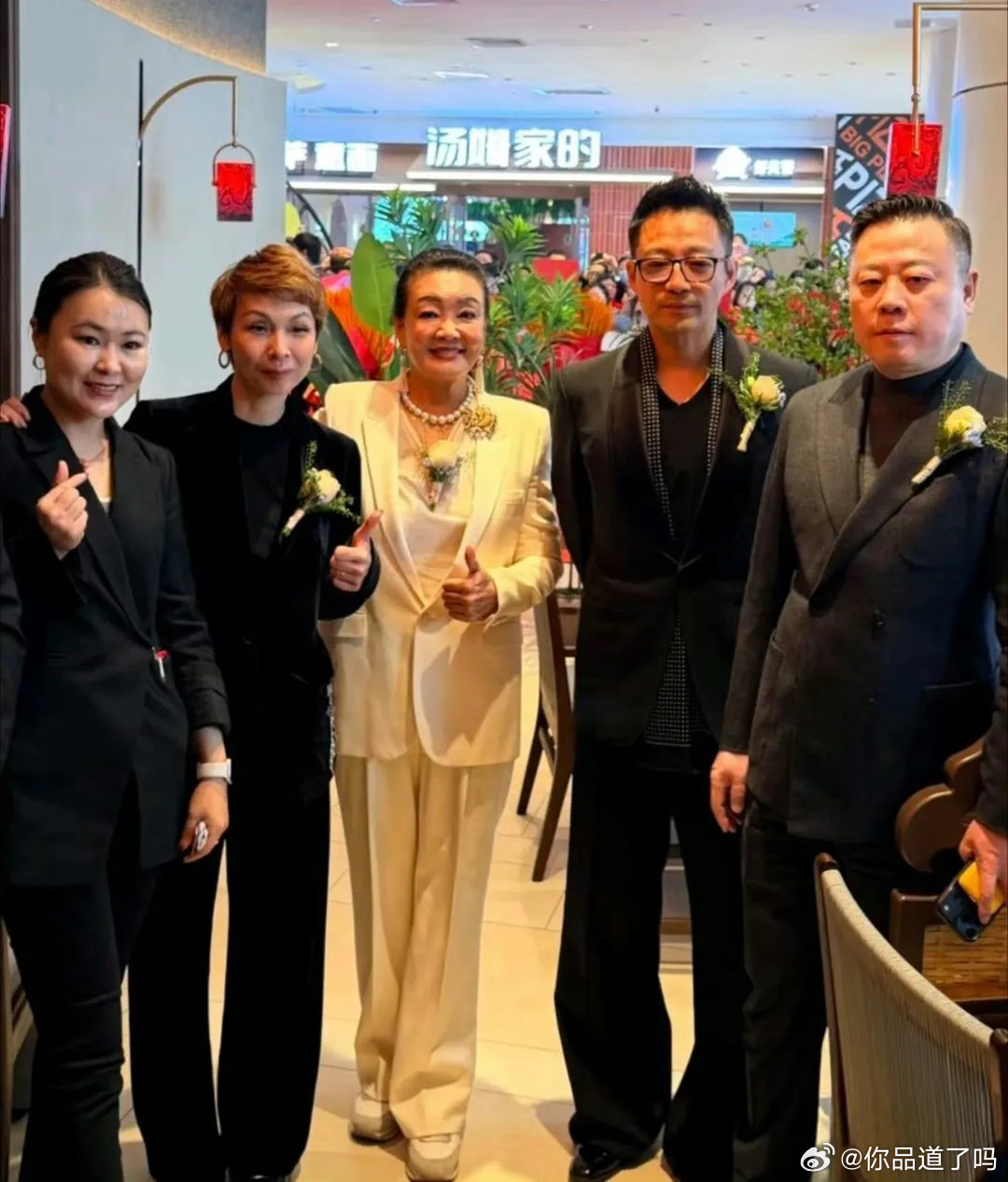 45岁的汪小菲和妈妈张兰现身河北参加新店的开业活动，母子俩看来是又和好了，但怎么