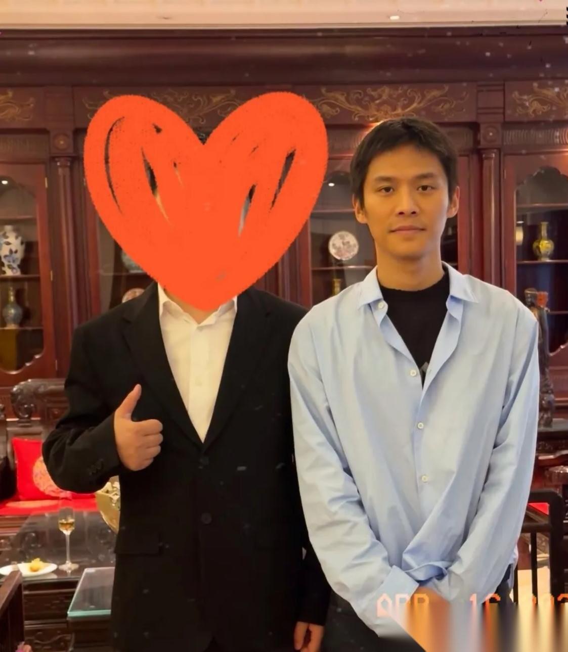 疯狂小杨哥近照曝光，苍老憔悴，眼里无光！这是网友偶遇大小杨哥时拍下的照片。果然，