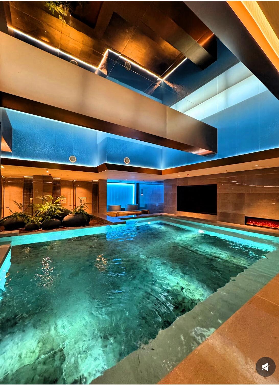 洗浴中心就接了一波客人。
为啥老顾客全退卡倒闭？

答案说出来你可能不信。只因客