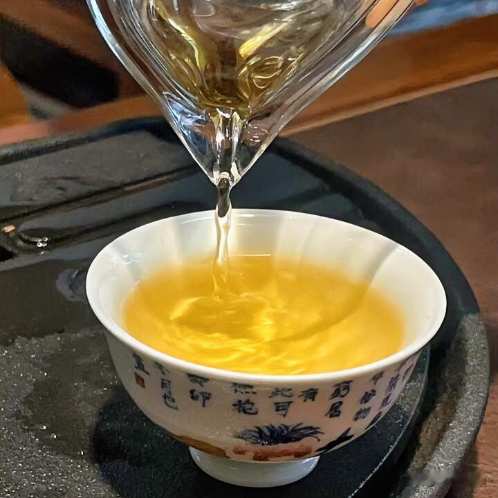 《茶时诗经体》
于以注汤？于青瓷之瓯。
于以成味？于岁月之幽。
叶浮若岁，盏浅若