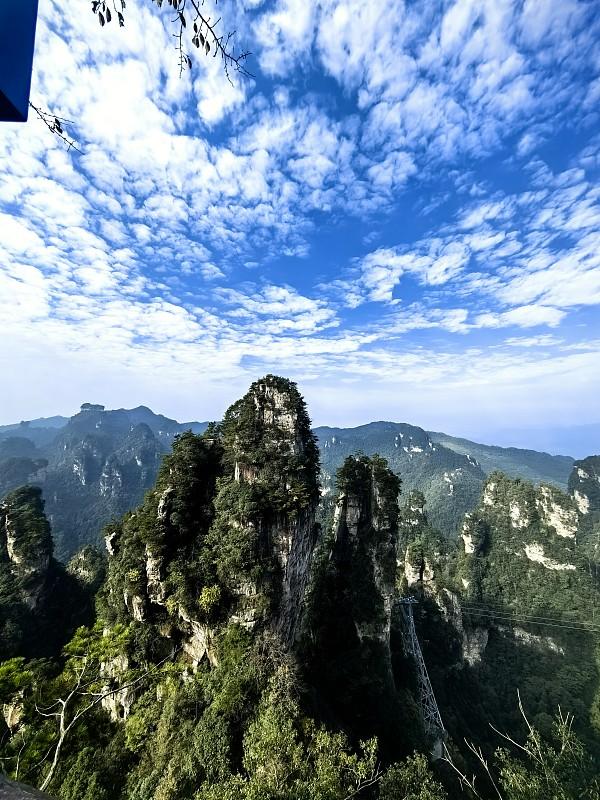 · 罕见喀斯特地貌：属于世界罕见的喀斯特孤峰台型（或舌型）地貌。山顶是面积约32