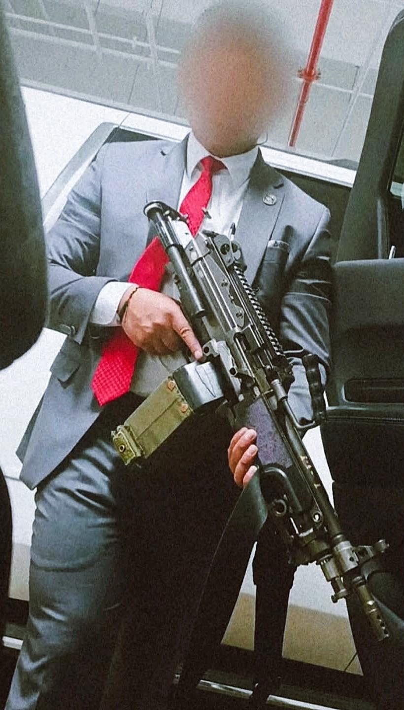 正在保护政府要员的墨西哥SSPC干员，使用武器为伞兵型Minimi机枪