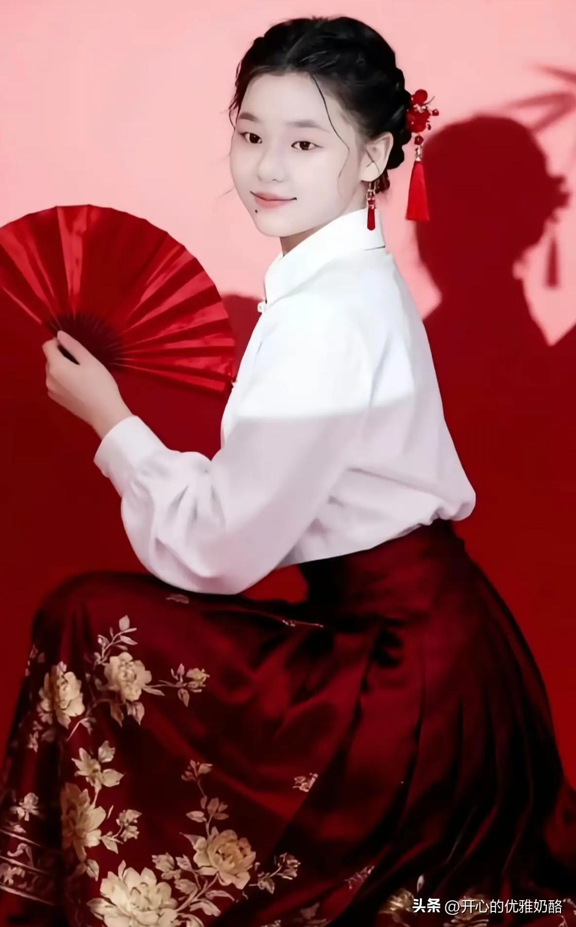 今天是小红19岁生日，上杂志拍唯美大片。
很喜欢图一的小红，又清纯又喜庆。
19