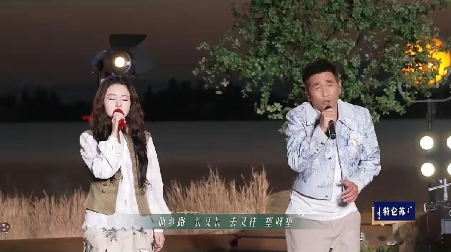 刷了一晚上草原音乐会，
没被沙宝亮唱哭，
反而被董宇辉的设备惊到了。

网友扒出