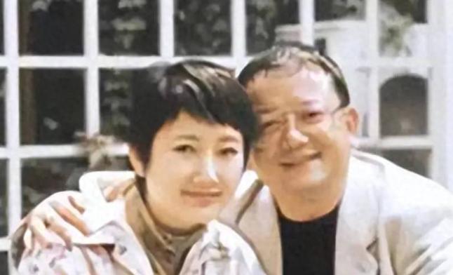 1996年10月，48岁的王刚娶了36岁的成方圆，有一次，王刚醉酒后对成方圆说：