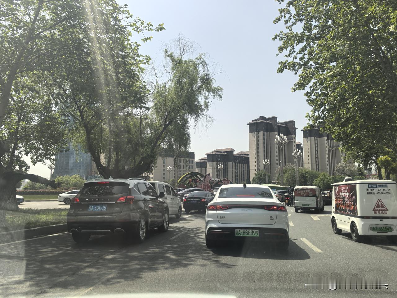 当时小编从咸宋路方向进咸阳市区。刚到转盘，就看见转盘东西两侧挤满了汽车。这个大转