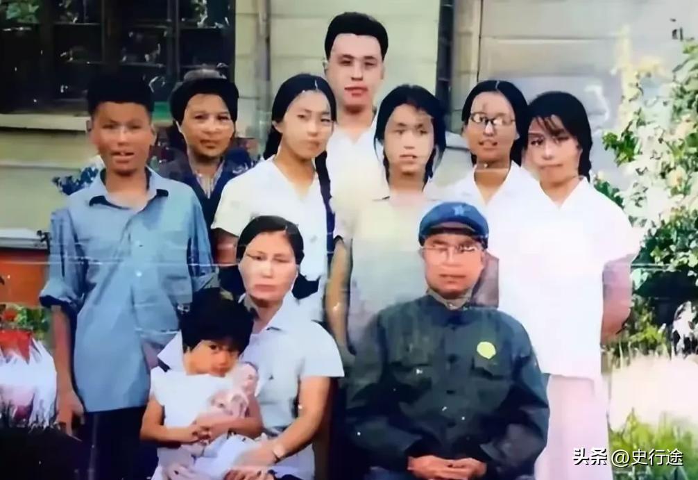疯子将军王近山晚年照，小20岁妻子和女儿幸福同框，一家人颜值高，女儿们个个优秀！