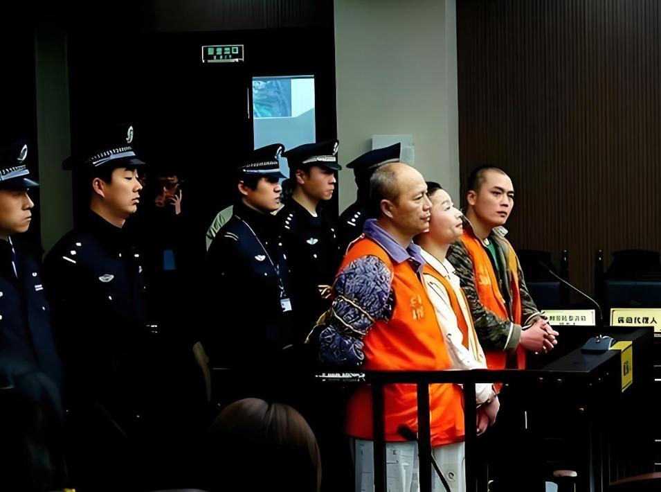 讲述消失的夫妻“温凉河惨案”时，很多人会想到苍南女警被奸杀案。
这个发生在201