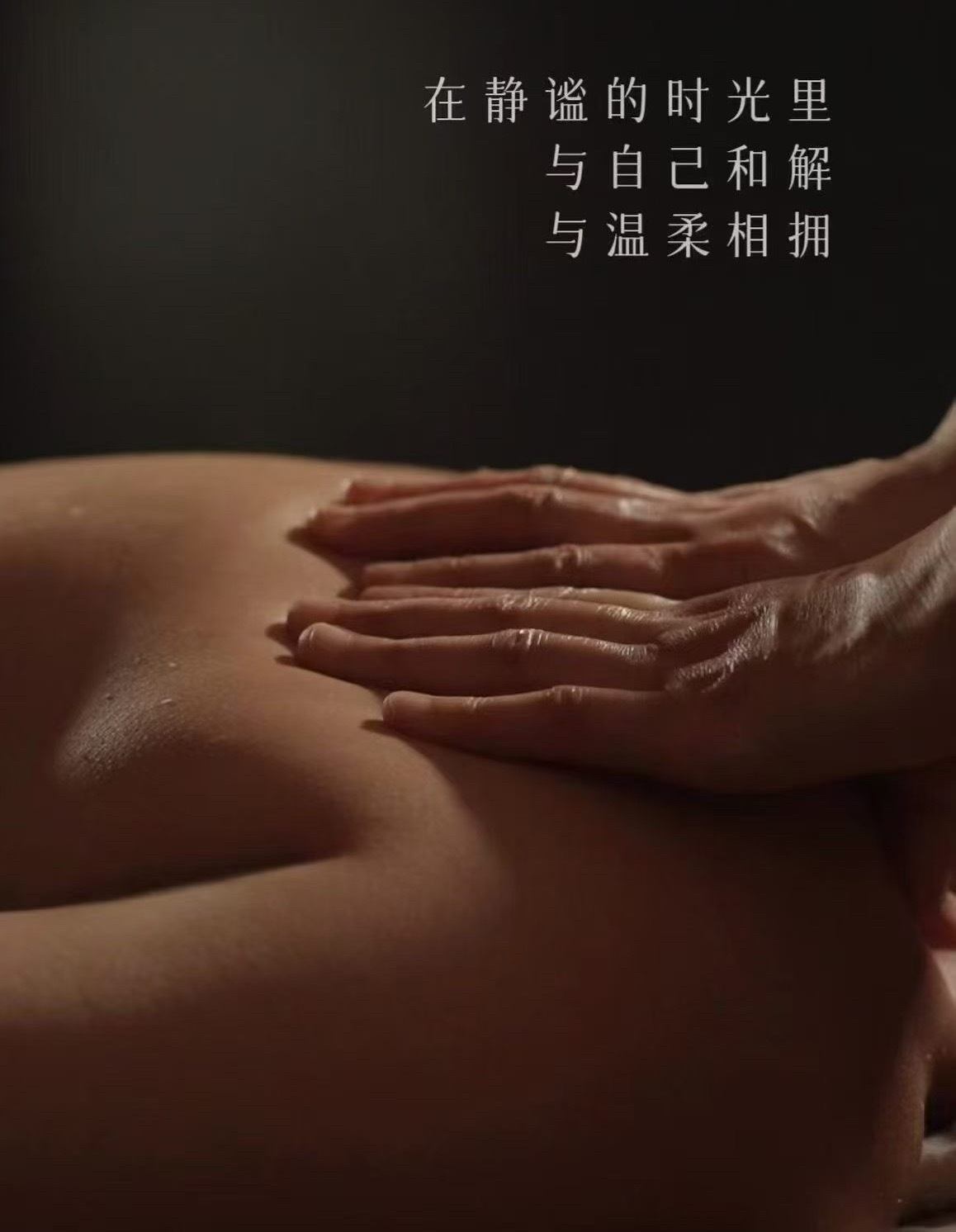 生理期本身带有隐私与不适感，狭小车厢内当众清洗床单，极易让女性陷入尴尬；公共交通