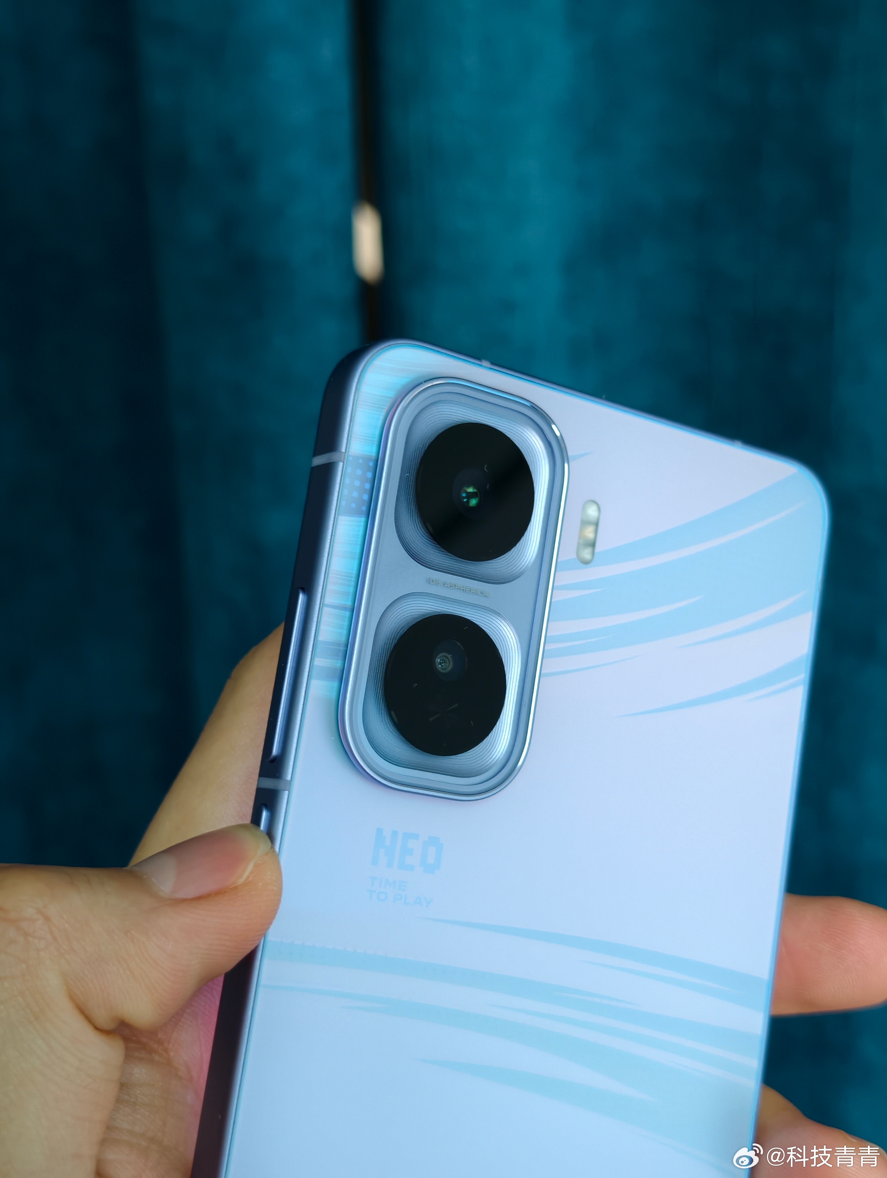很喜欢iQOO现在做产品的策略，很多都是一杯即满杯，省得有选择困难症，Neo 1