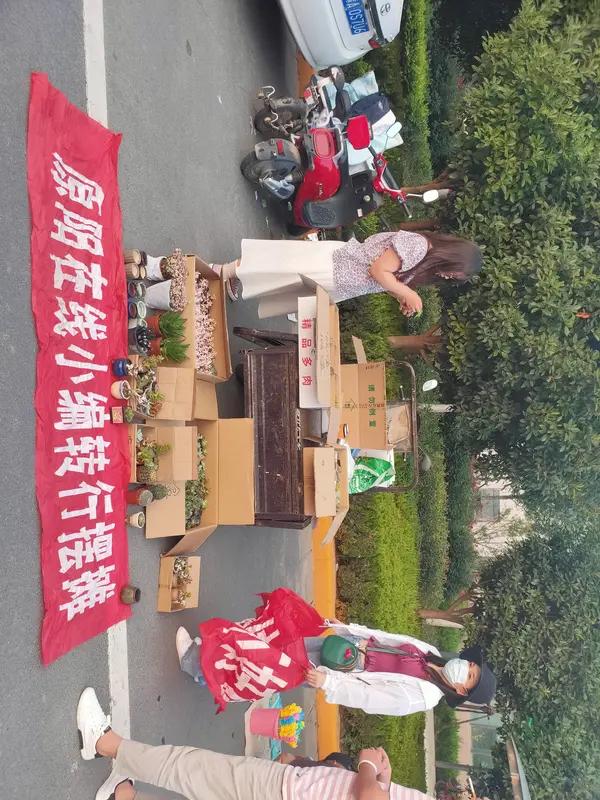 浙江单亲妈妈“摆摊还债”上热搜：她弯下腰的样子，比任何炫耀都高贵
 
朋友们，今