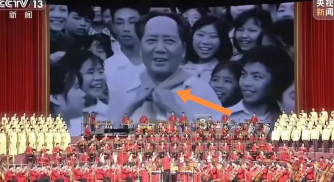 人民群众给毛主席戴红领巾。
（来源：央视TV）