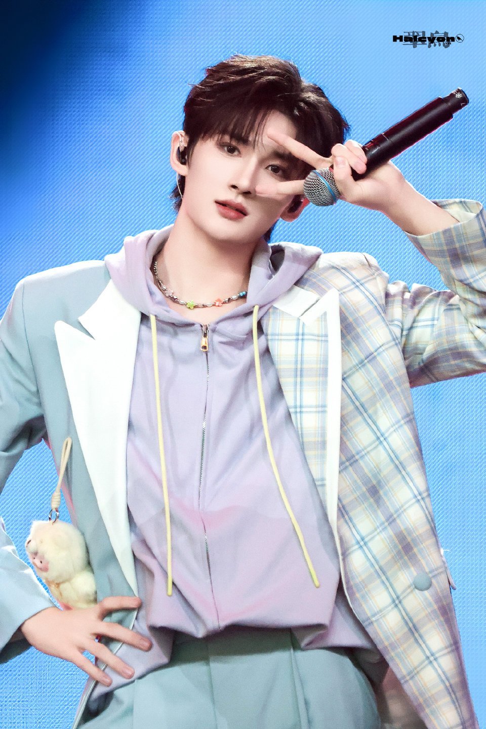 余宇涵公司年会中了一等奖连麦直播被问幸福时刻，余宇涵脱口而出年会中一等奖红包✨ 