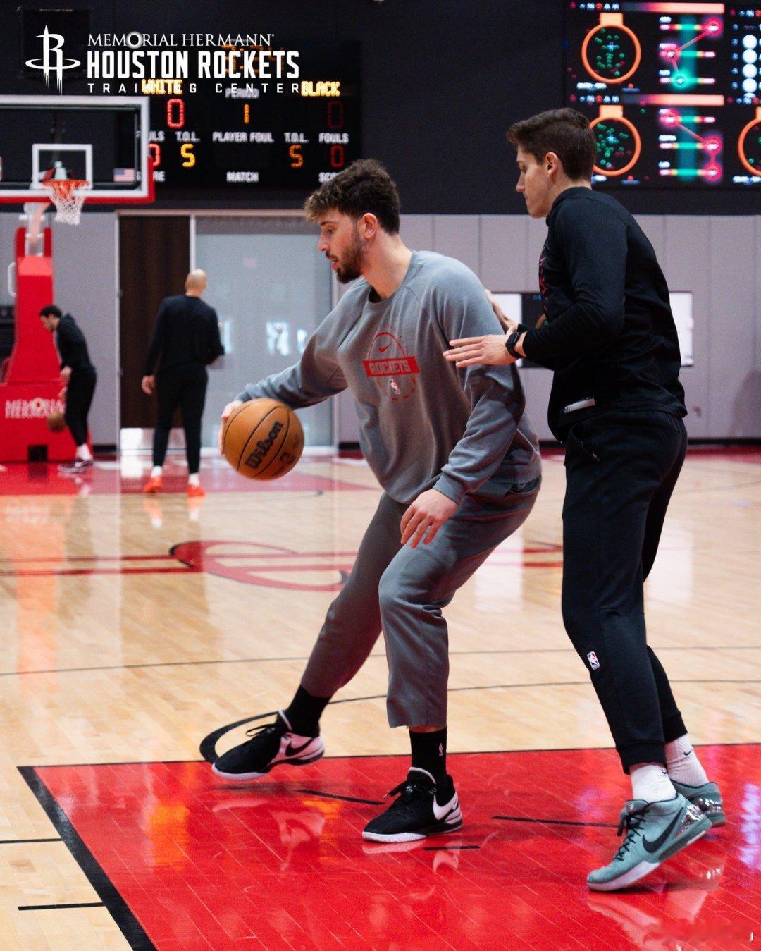 申京（疾病）今天比赛状态从出战成疑降级为确定缺阵火箭队今天首发阵容：阿门·汤普森