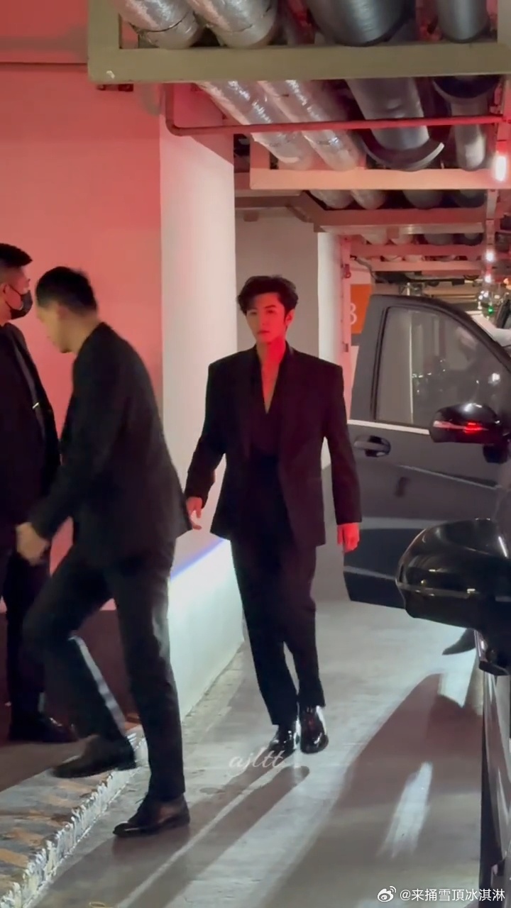 陈哲远全黑深v西装陈哲远伯爵上班路透嗯嗯 