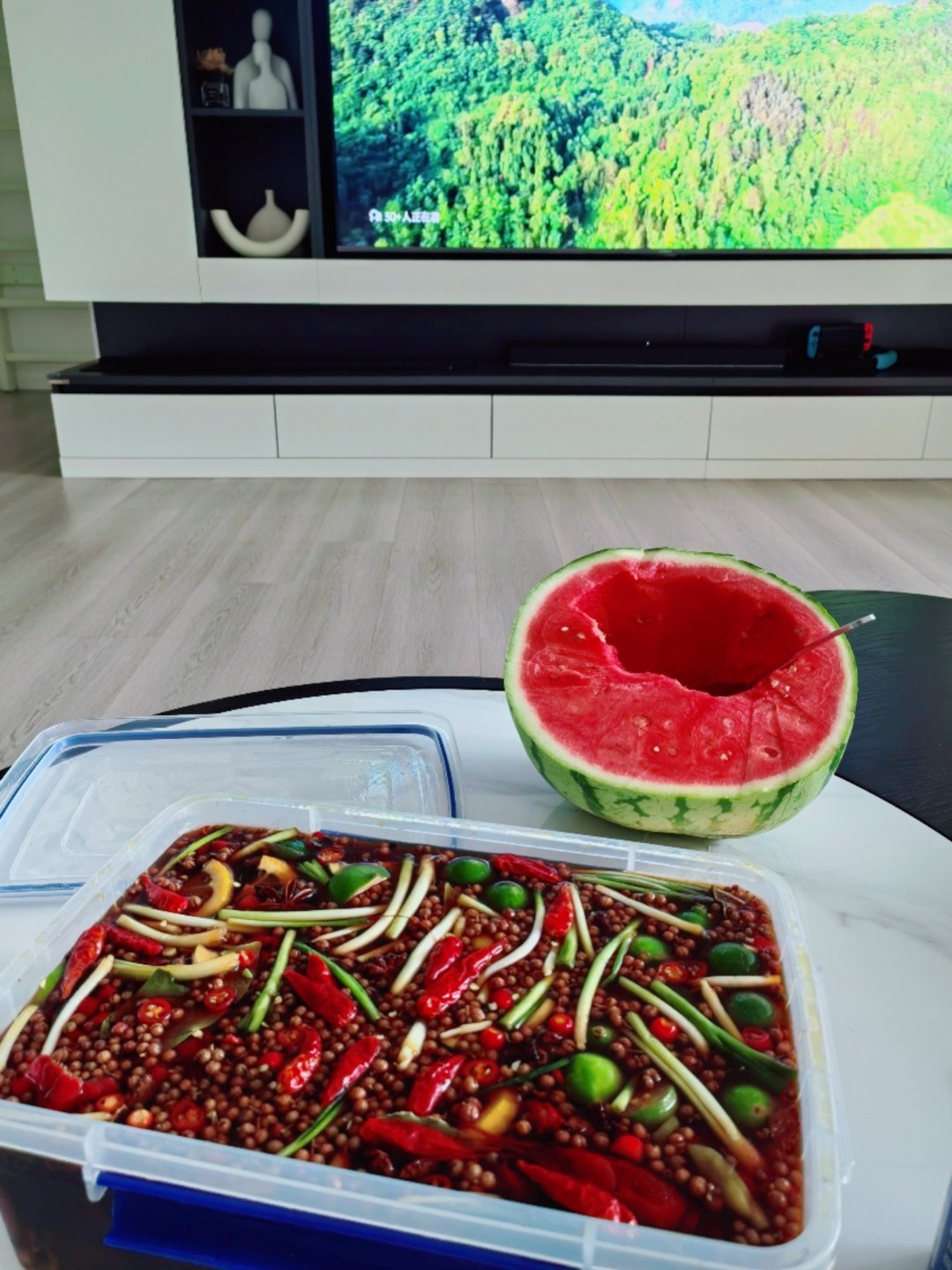 生活手记 阴雨天。朋友送了一大盒生腌，有点挑战，等他下班回来一起尝尝