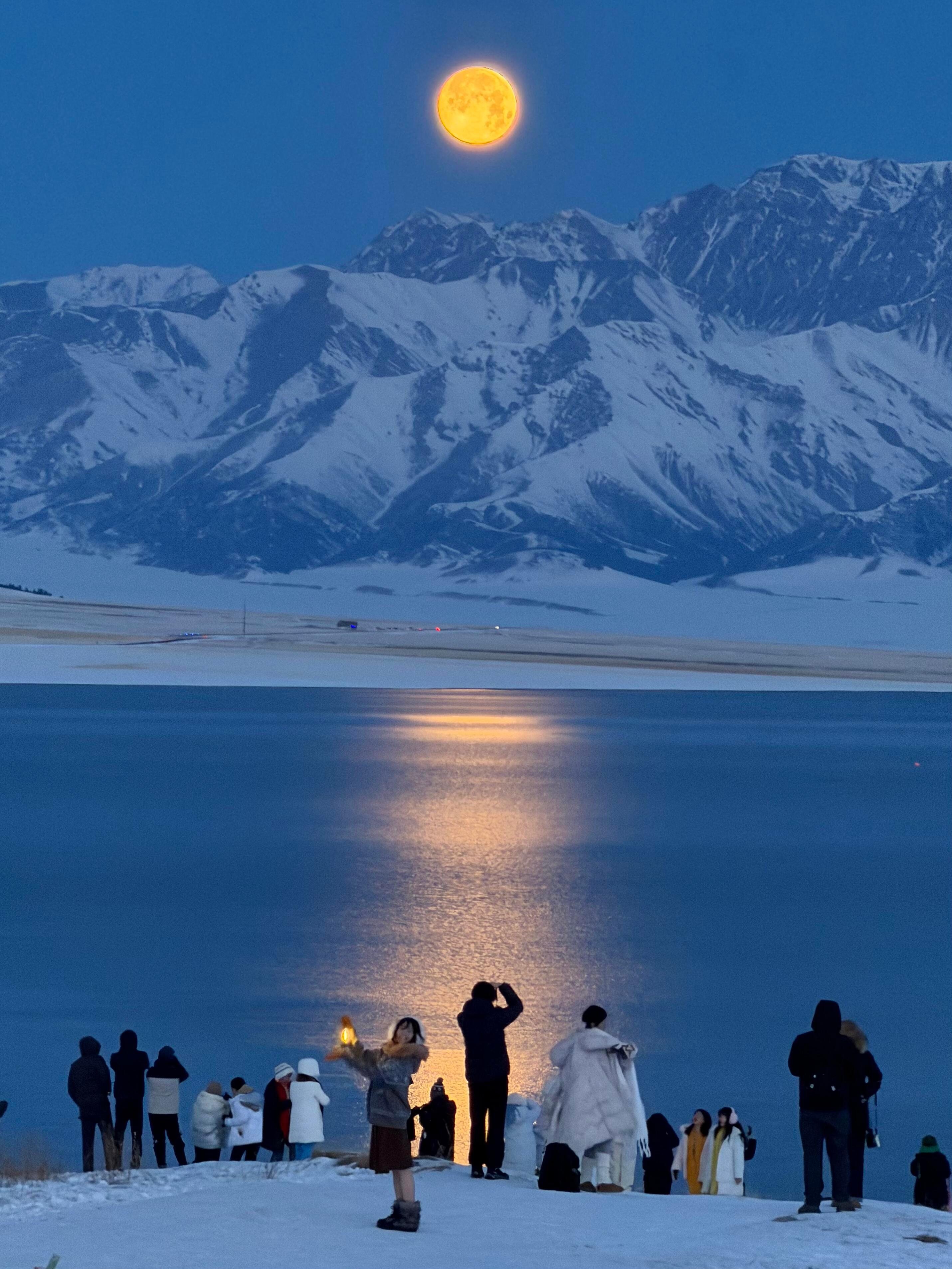 赛里木湖满月1.3赛里木湖日出实况，满月绝了❗ 