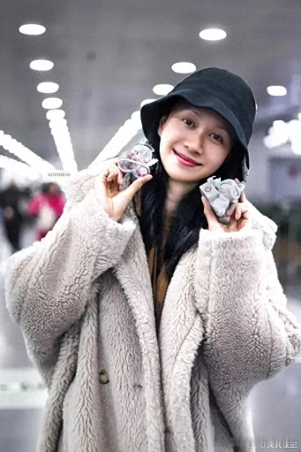 倪虹洁浪姐6上班路透，戴渔夫帽素颜出镜，状态超稳，展现自然之美。 ​​​