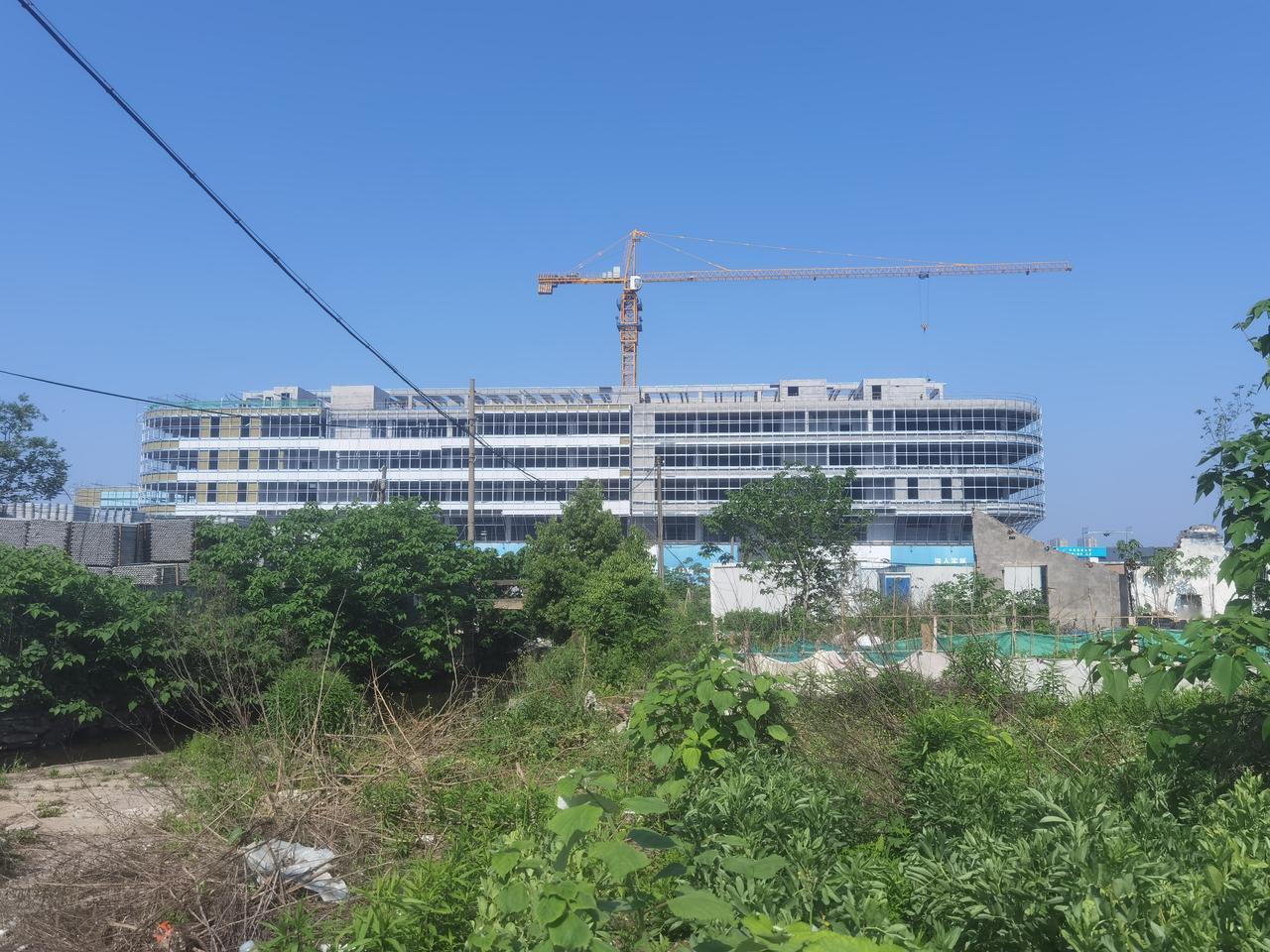 绍芯实验室已拆掉全部脚手架，快大功告成。北片正进行考古，搭了很多大棚，难道有墓？