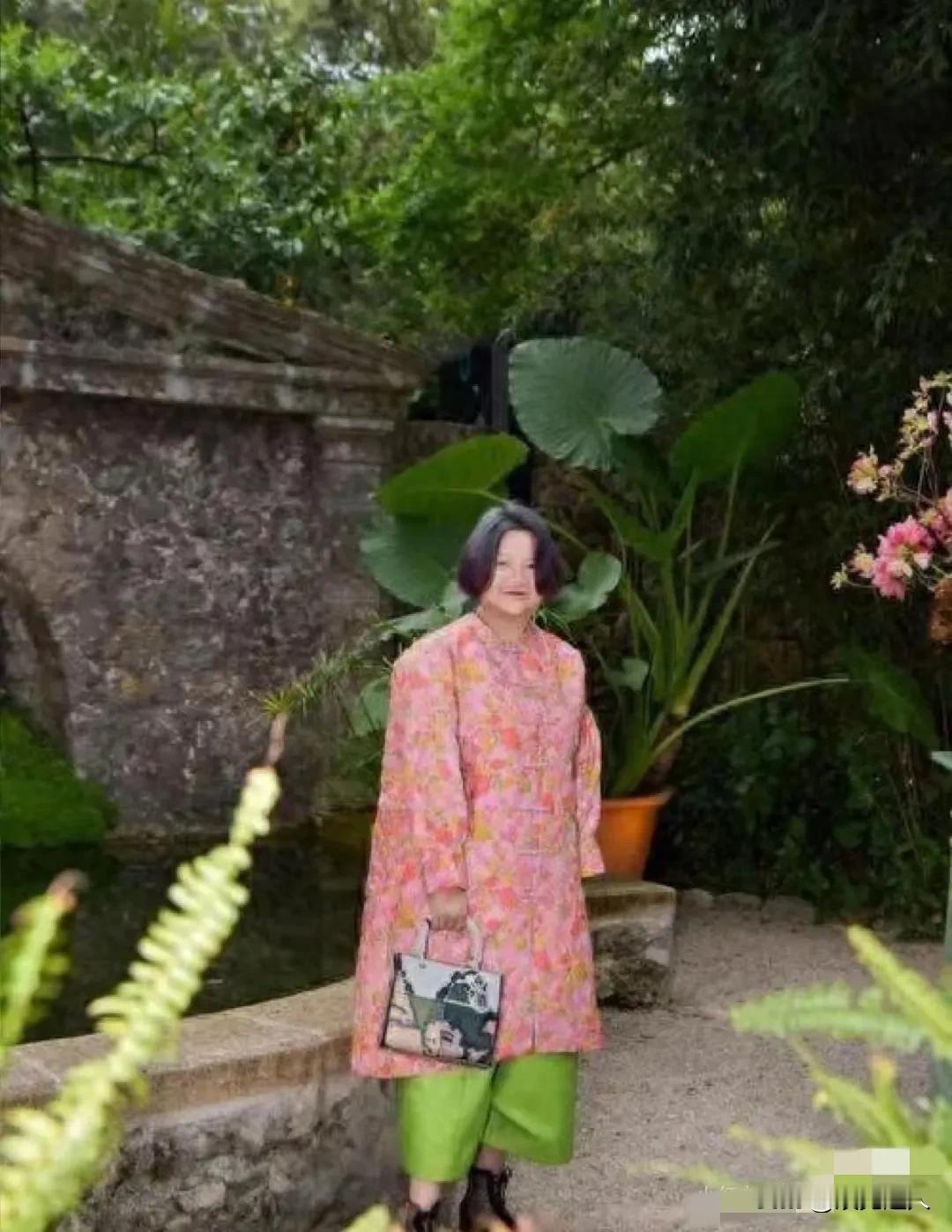 要说敢跟王思聪叫板的，洪晃绝对算一个！还有啊，当年敢把陈凯歌给踹了的，她也是头一