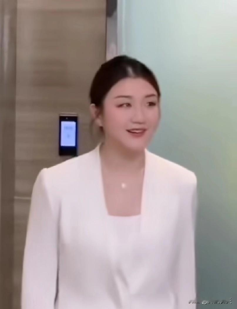 陈梦这是要玩真的了。看这妆容，看这阵势，不像是玩票。入圈是早晚的事。