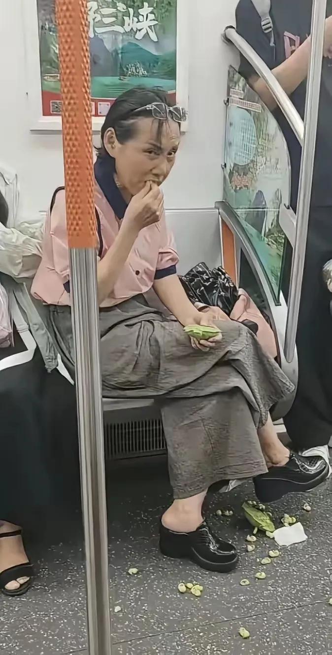 看她的眼神，感觉要“吃人”，一看就知道不是一个善茬。
武汉地铁上，一位大妈旁若无