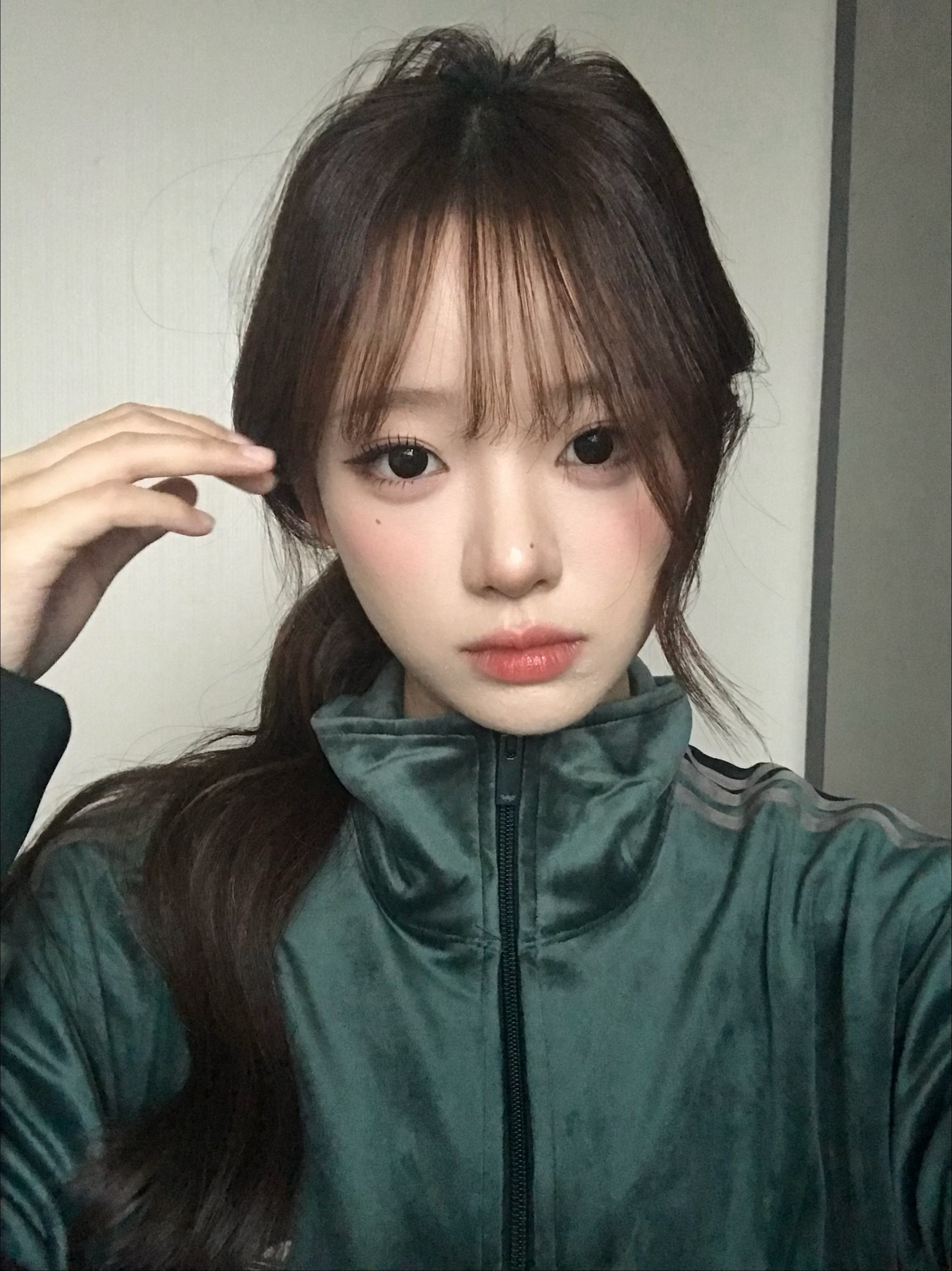 好久没戴过这种黑黑的眼珠👀有点冷酷不吃过晚饭了吗宝宝们～吃的啥～ 