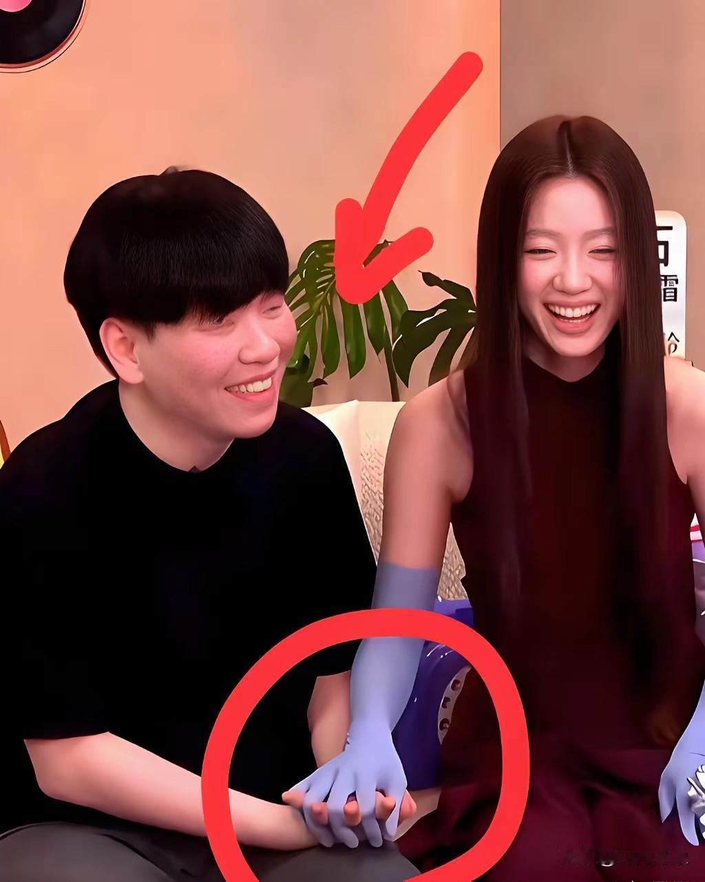 网友：这姊妹俩年龄相差二十岁。