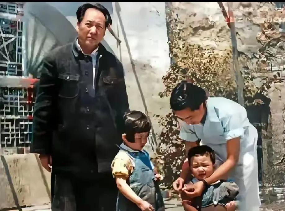 这是当年外国记者在延安抓拍伟人的一个生活场景。那天，毛主席和小女儿李讷刚出窑洞，