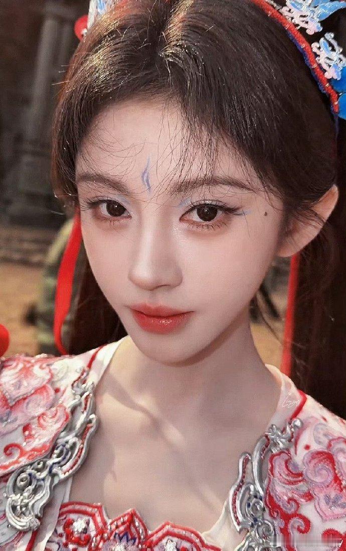 鞠婧祎冰雪蓝花钿真的是太美了吧🤩，冰蓝色的眼影妆容搭配起来的感觉太有梦幻的色彩