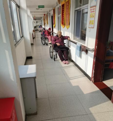 养老院一名 69 岁老太半夜哭喊下身疼，护工说她 “老不正经”，喂了一片止疼药锁