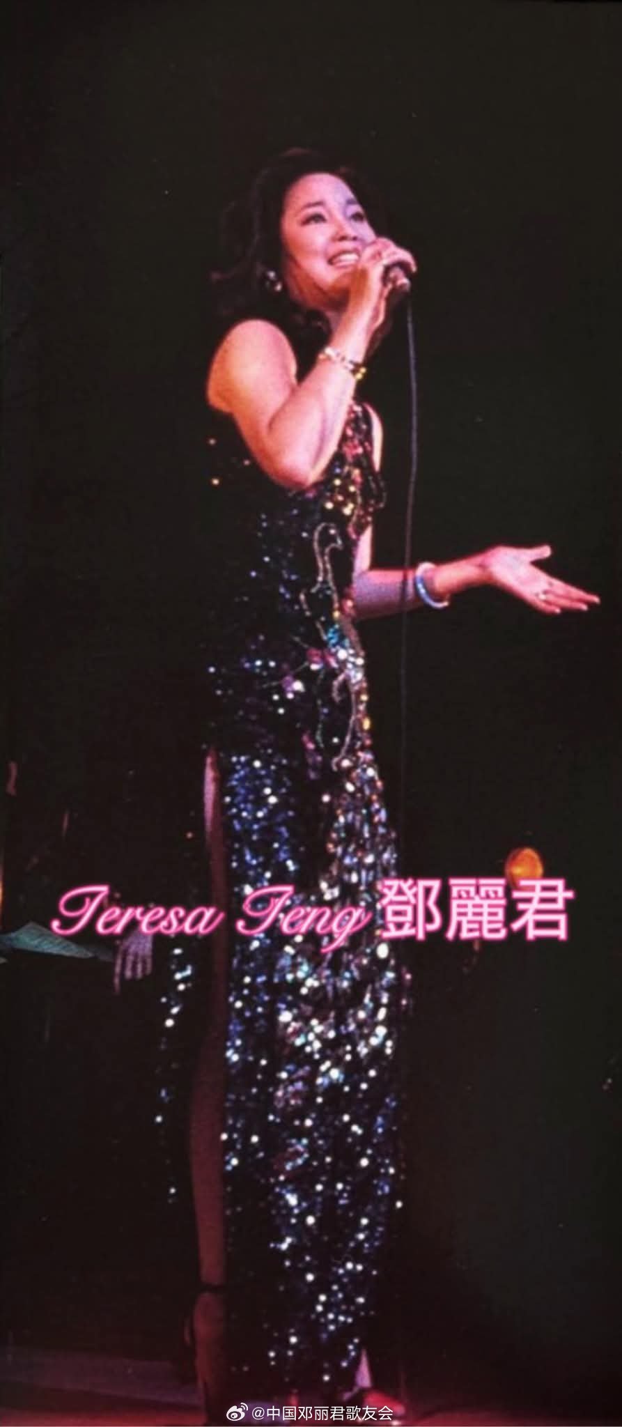 1977年4月22日，邓丽君于日本东京新桥市民会馆养乐多厅举行了她生涯首场大型日