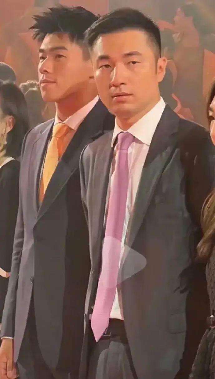 #曝乔欣赖柏霖办喜酒#乔欣眼光不错，深圳鸿荣源的二公子，深圳地产界富豪，公司是副