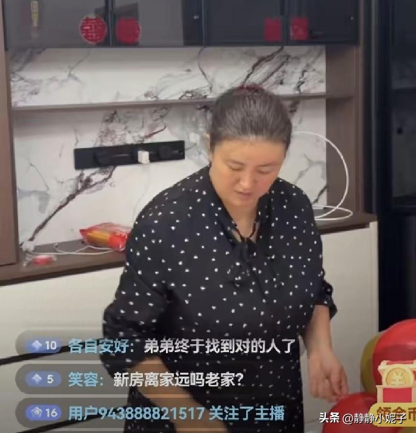 成成终于要结婚了！
媳妇漂亮颜值高，还有正式工作，老爹开心的合不拢嘴。

小二姐