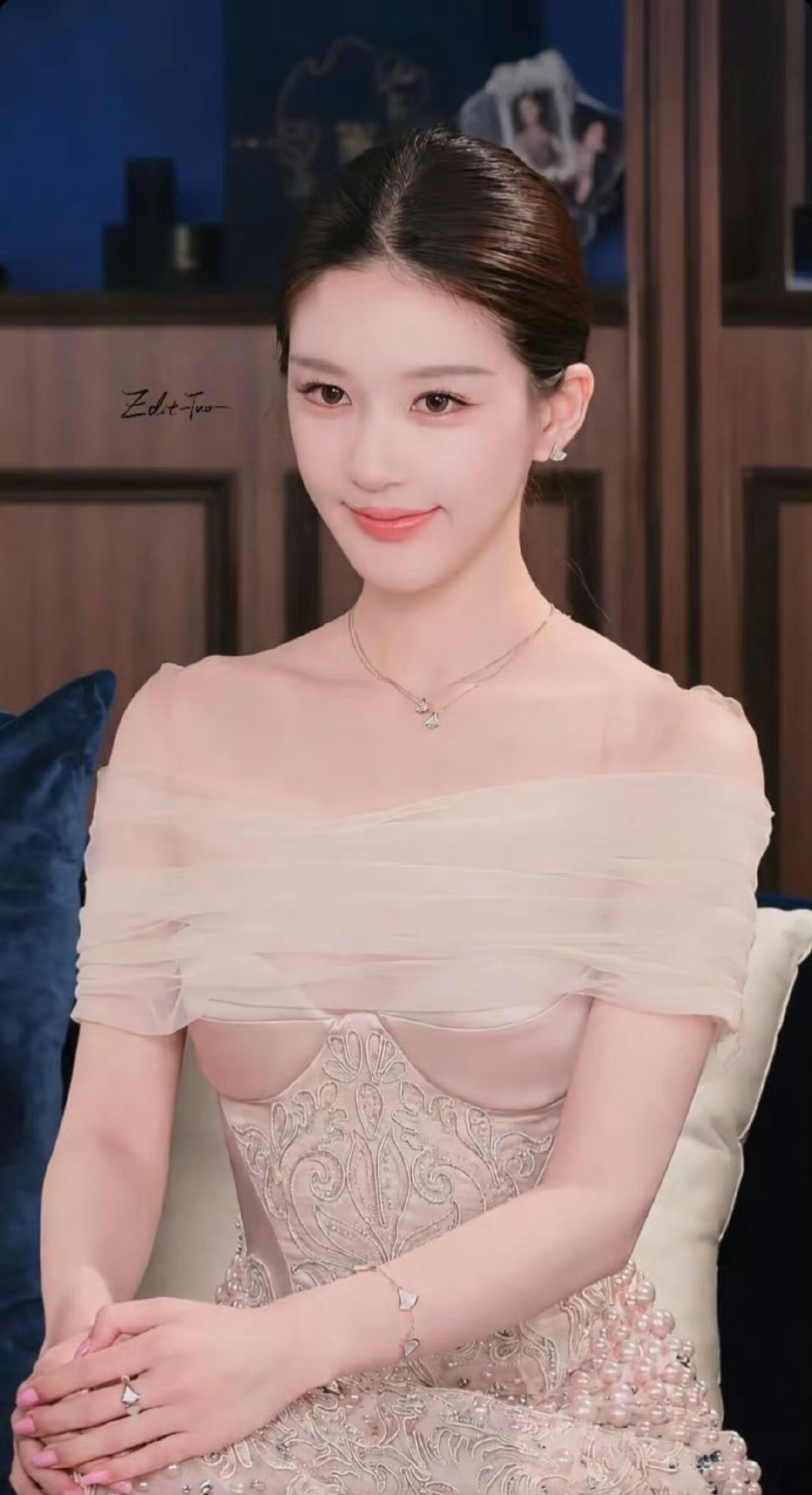 赵露思大光明也能美成这样  敢于尝试干净的大光明，着实是一次惊喜突破。不再依靠碎