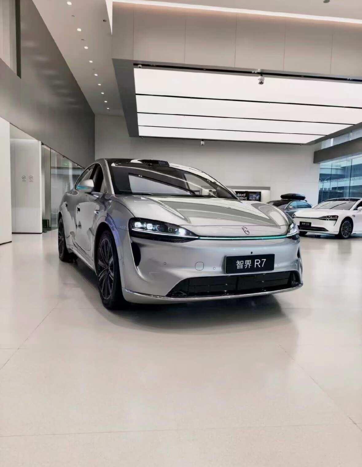 R7上新
到店打卡智界R7焕新款展车，实拍升级后的外观与内饰，质感焕然一新。车内