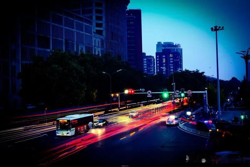 对于今日头条的创作者，出现爆款的一个很重要的因素就是持续更新，每天坚持在头条上发