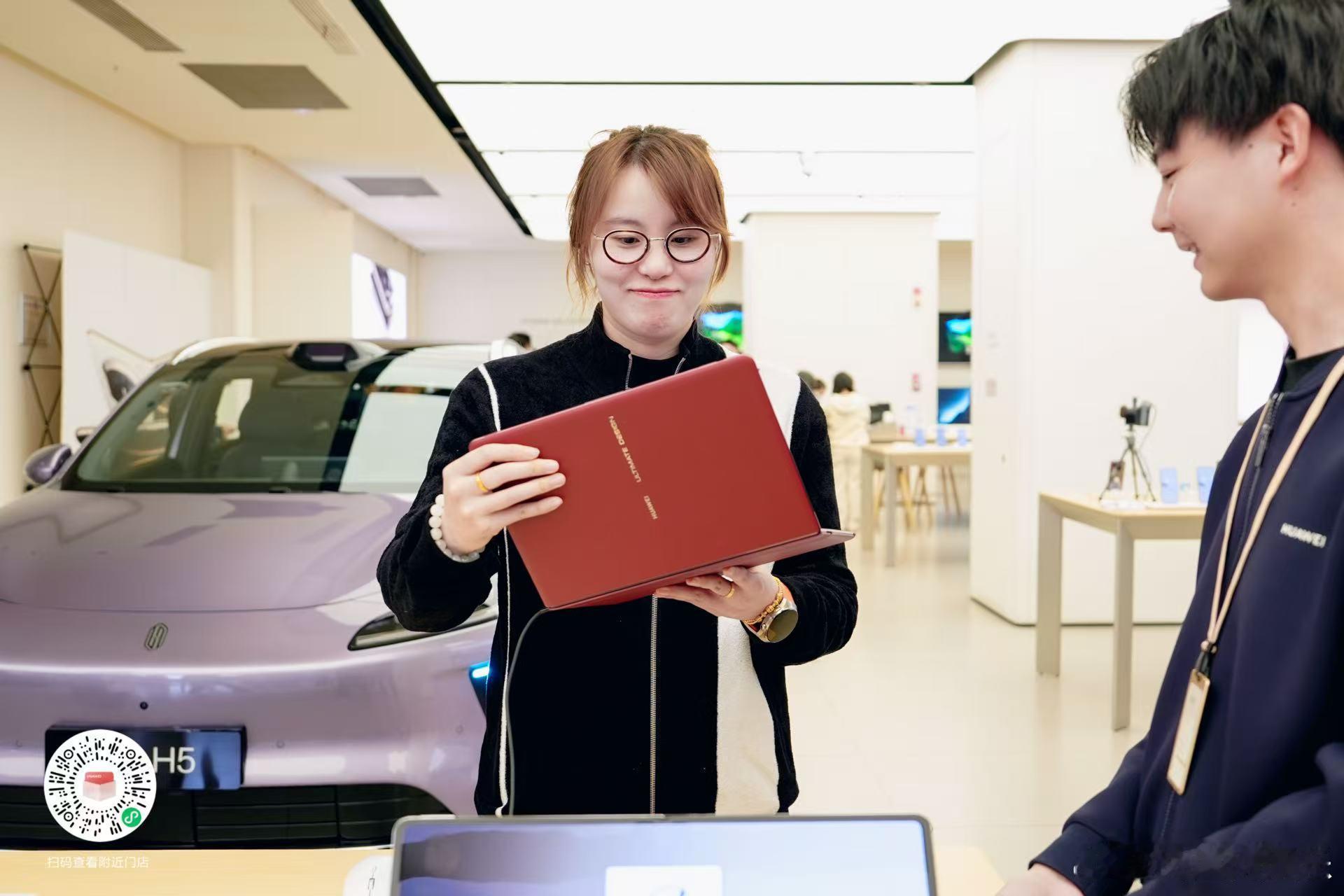 从《狂想之城》里黄渤和马岩松用鸿蒙超大折看建筑设计图，到华为线下门店里内娱都爱的