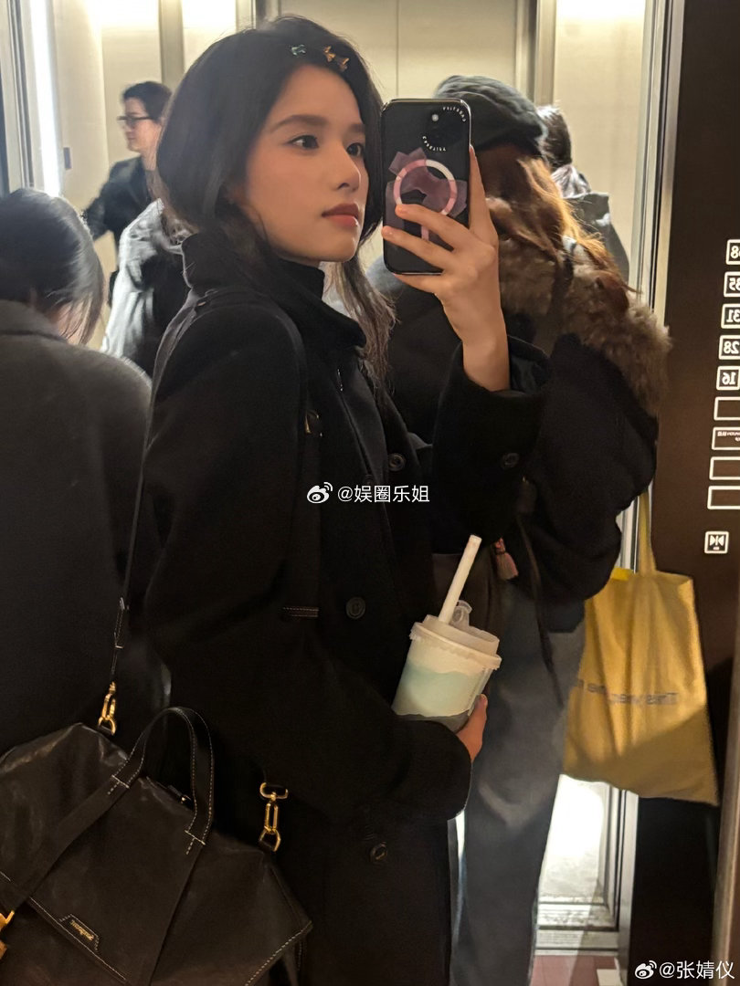 张婧仪这张脸很适合大银幕，有故事感、有氛围感，很适合文艺气质的电影🎬张婧仪 顶