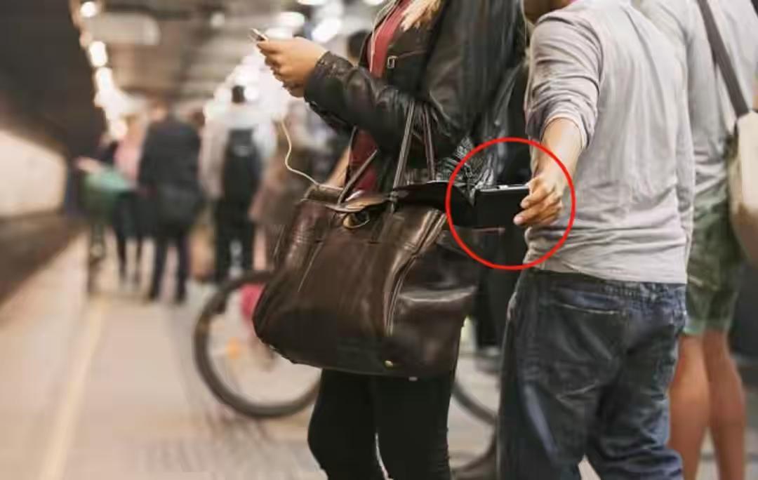 欧洲小偷的"怪规矩"：中国人的手机碰不得！背后原因太解气
 
五年前，中国游客去