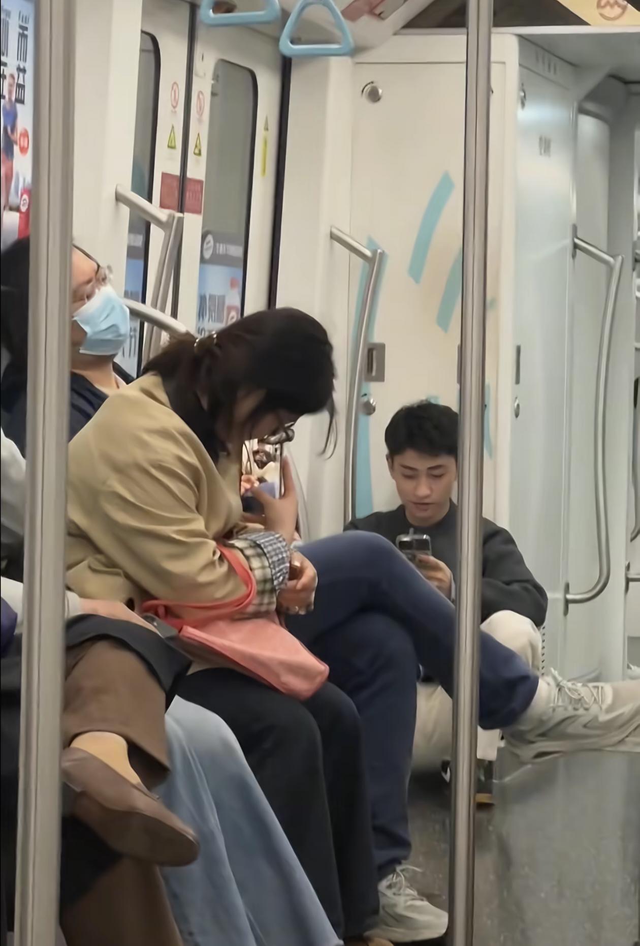啊啊啊啊啊啊宝宝你是一个拒绝偷拍羞耻的宝宝

类比一下男凝，我可以说这种行为是w