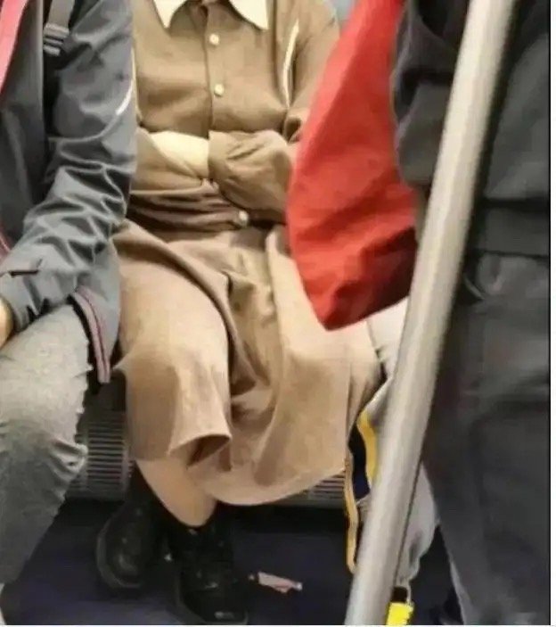 地铁发现的，我该怎样不尴尬的捡起来 ​​​