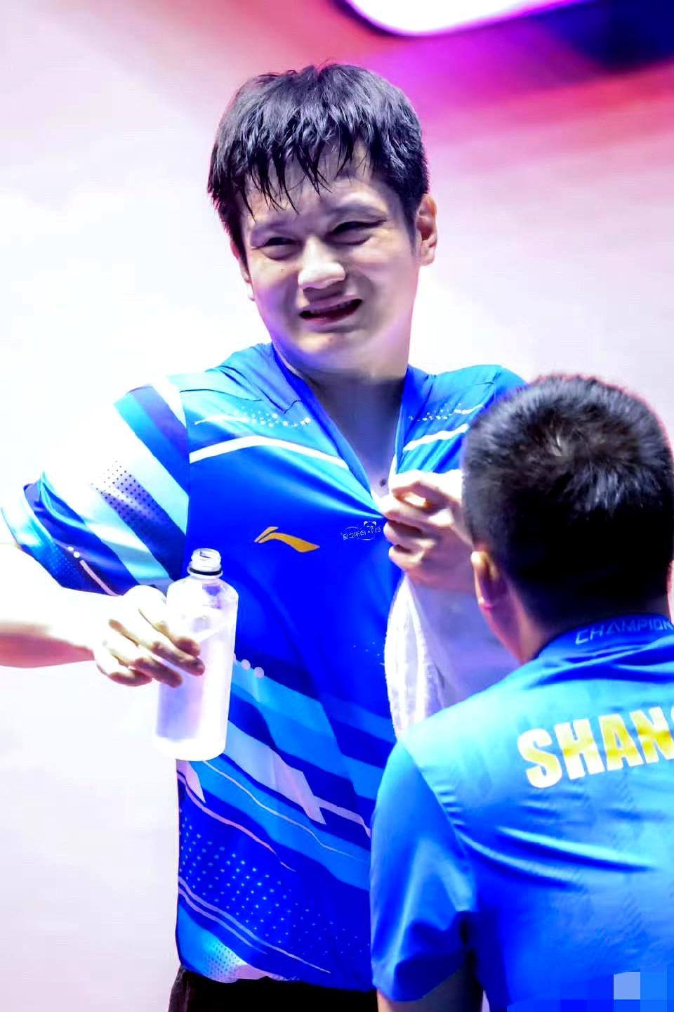 樊振东的球衣问题，这次终于藏不住了！作为易出汗体质，他比赛时衣服常被汗浸透黏在身