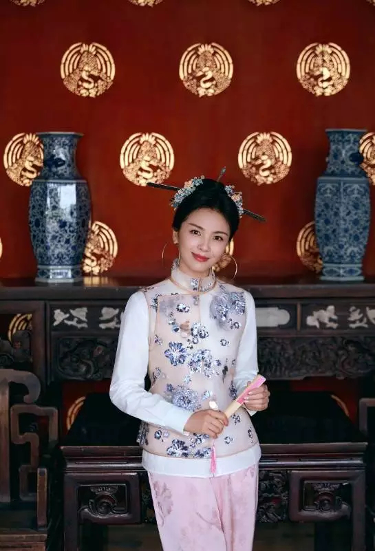 刘涛佩戴福州“三条簪”，穿刺绣马甲，极具中式韵味的造型十分吸睛。 ​​​